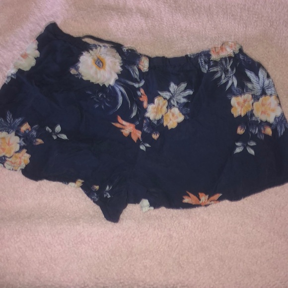 Brandy Melville shorts - Picture 5 of 7